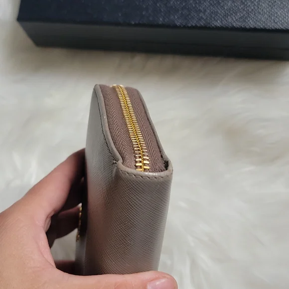 PRADA - Picture 4 of 16